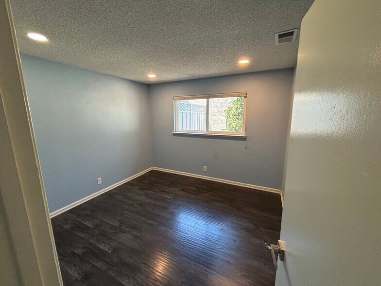 Building Photo - 498 Ginkgo Ct
