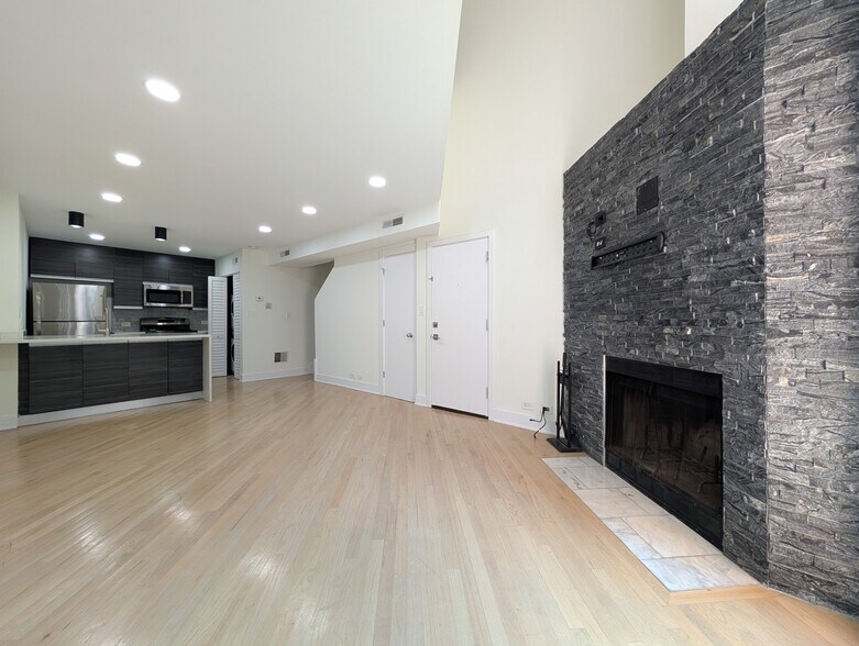 Building Photo - 932 W Grace St