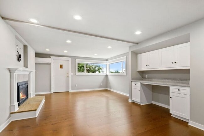 Building Photo - Gorgeous West Seattle Mid-Century Modern w...