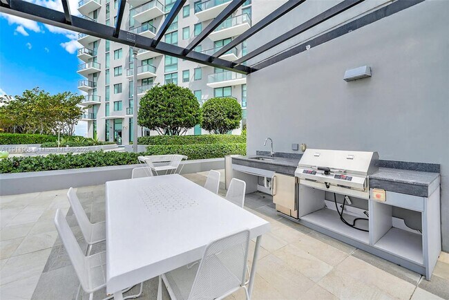 Building Photo - 501 NE 31st St