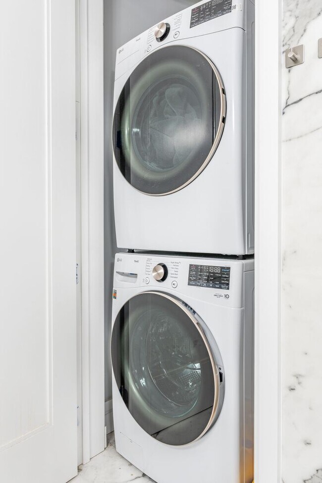 Building Photo - Modern Mountain Retreat with Rooftop Hot Tub – Flexible Lease Options