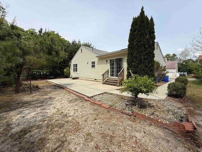 Building Photo - 2 Club House Ln