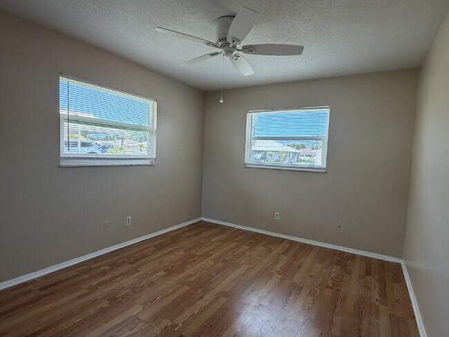 Building Photo - "Charming 2-Bedroom Duplex Retreat in Venice East!"