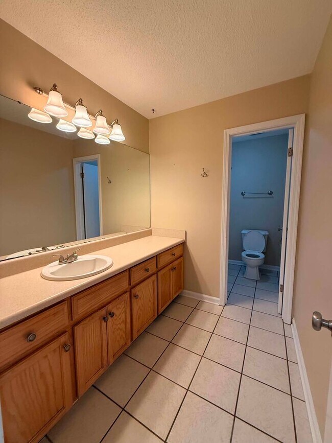 Building Photo - 300 E Kingswood Dr