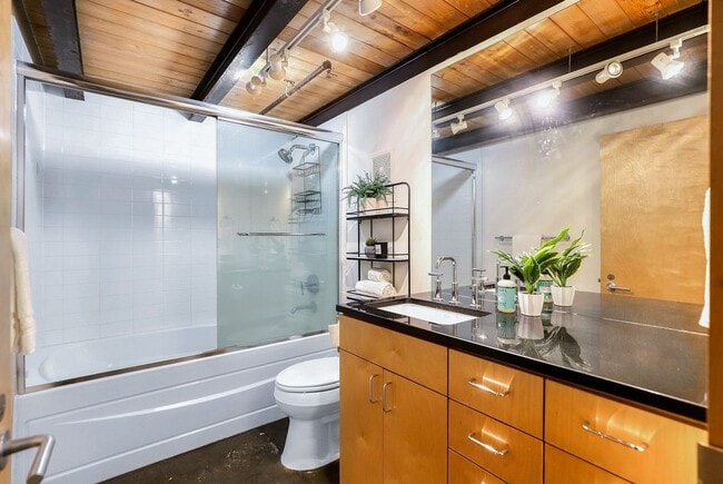 Building Photo - PENDING APPLICATION- Cozy Loft in Downtown...
