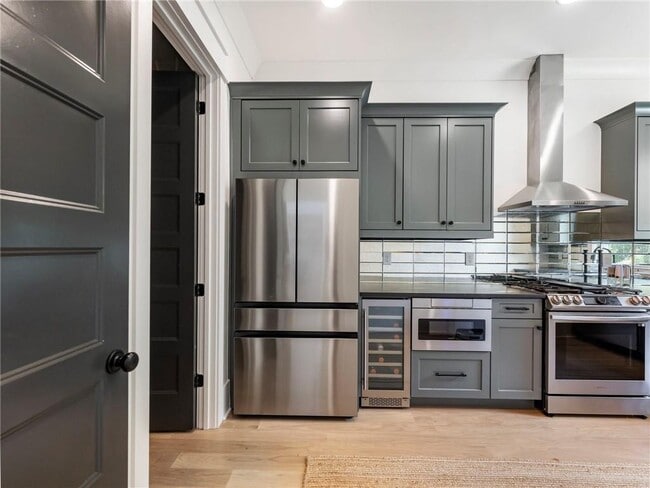 Building Photo - 566 Versailles Dr