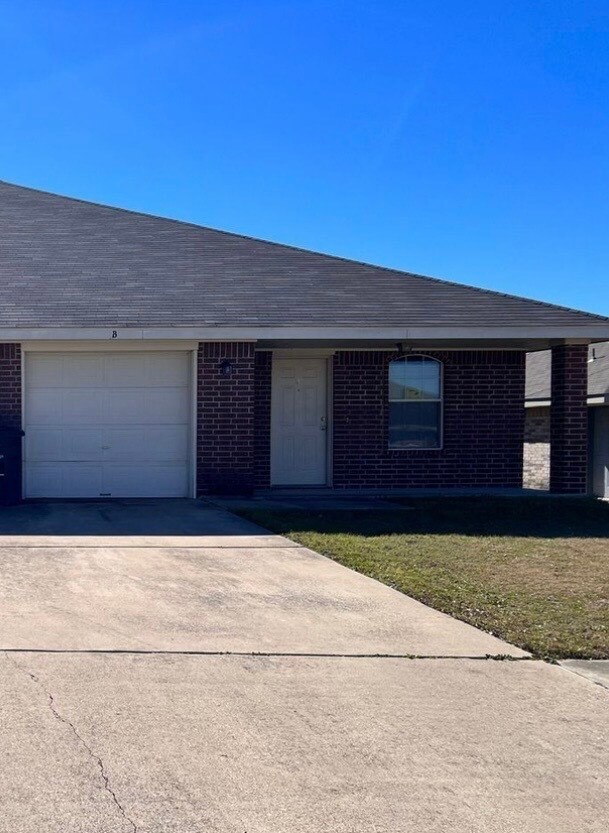 Building Photo - 2704 Lucille Dr