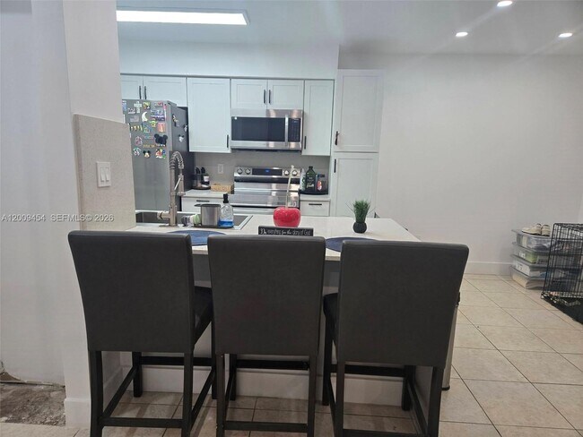 Building Photo - 733 Riverside Dr