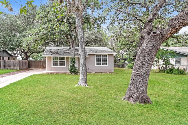Building Photo - 3 bedrooms, HUGE yard, detached workshop & She shed, No HOA - Only 2 miles from Randolph AFB