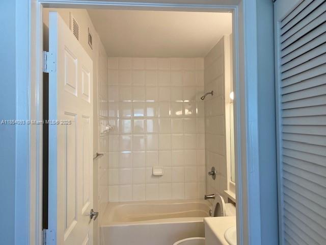 Building Photo - 8070 N Nob Hill Rd