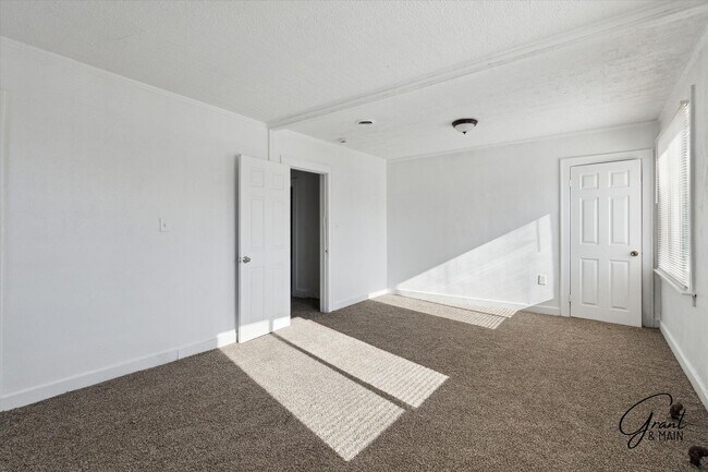 Building Photo - 2 bedroom $1200