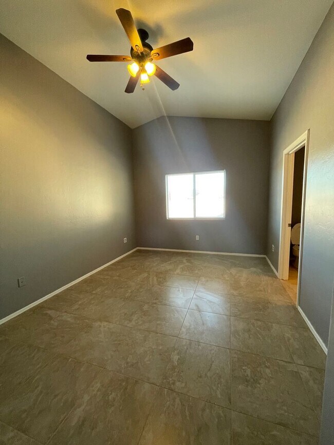 Building Photo - Lovely 4 Bedroom 2 Bath Home!