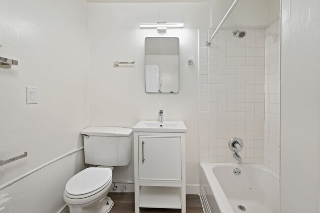 Building Photo - 1Bd / 1Ba near Greenlake and Phinney Ridge...