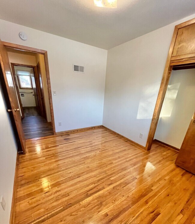 Building Photo - Large 3 Bed/2 Bath East Side Rental Home!