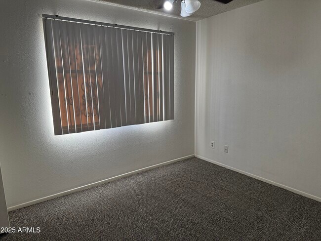 Building Photo - 2105 E Colgate Dr