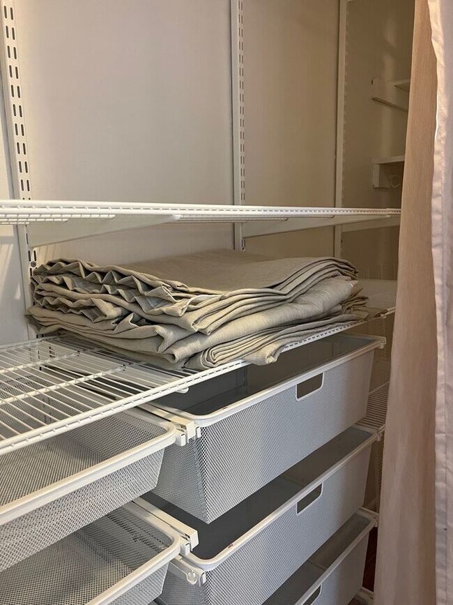 Building Photo - 522 21st St NW