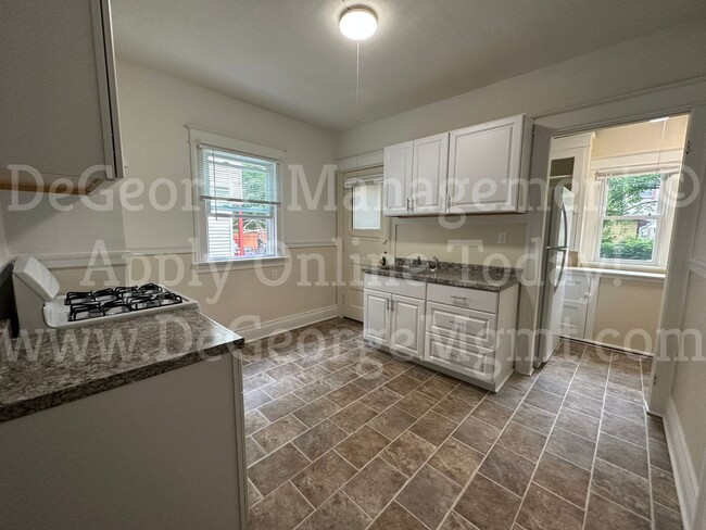 Building Photo - 4 Bedroom 1 Bath Single Family Home for Re...