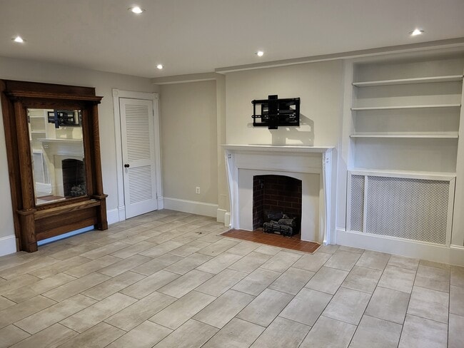 Building Photo - 210 8th St SE