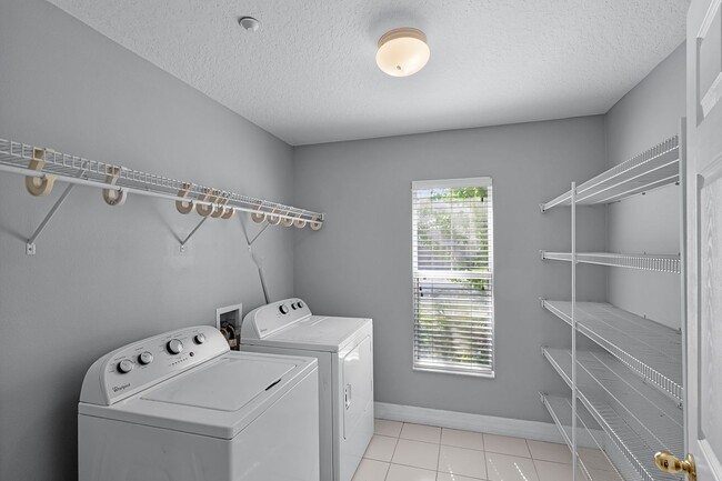 Building Photo - 2/2.5/2 Plus Loft in Gated Winter Garden C...