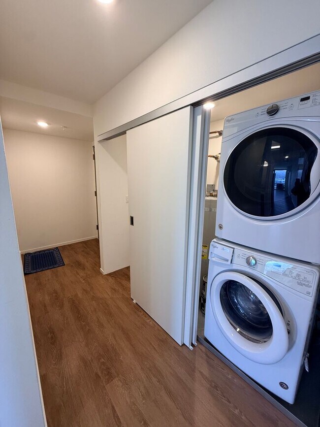 Building Photo - Prime Location- Kapiolani Residence 43d floor- Great views!