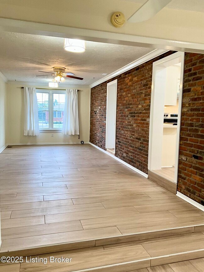 Building Photo - 7913 Greenway Dr