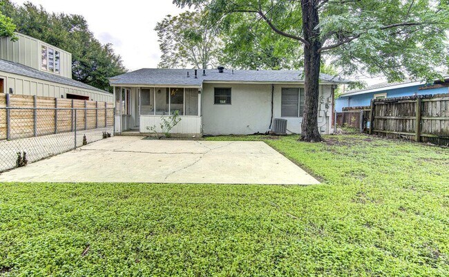 Building Photo - 1711 Brentwood St