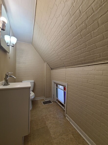 Building Photo - 621 State St