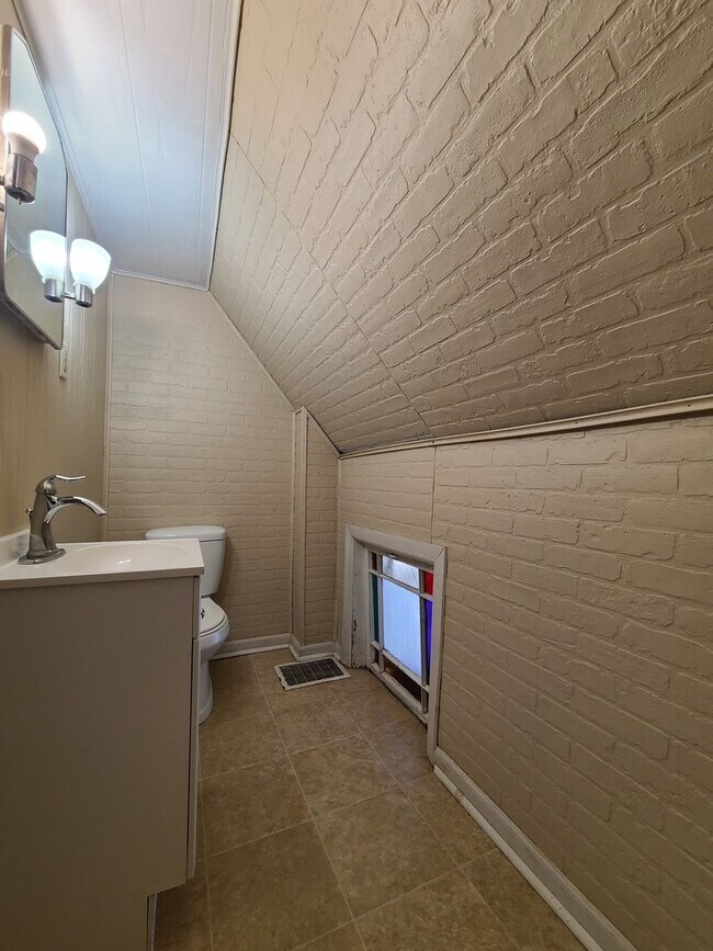 Building Photo - 621 State St