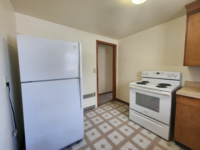 Building Photo - Cozy 1 Bedroom Lower Apartment Near Downto...