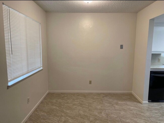 Building Photo - FOR RENT – SPACIOUS 3 BED / 2 BATH | CENTRAL LOCATION