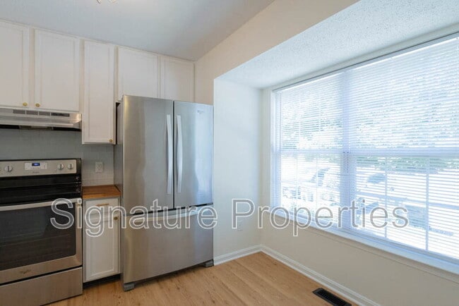 Building Photo - 405 Lakeview Ct