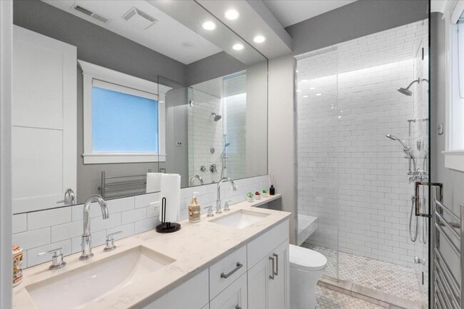 Building Photo - 2 bedroom in Chicago IL 60657