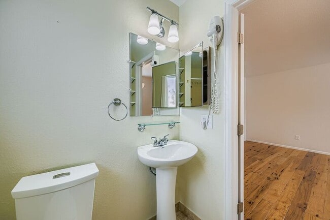 Building Photo - 1109 Panorama Dr