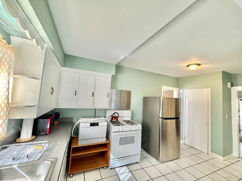 Building Photo - 3484 Blanche Ave