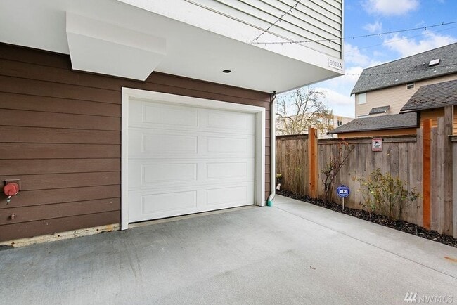 Building Photo - 3 bedroom / 2.5 bathroom townhome in West Seattle's Highland Park.