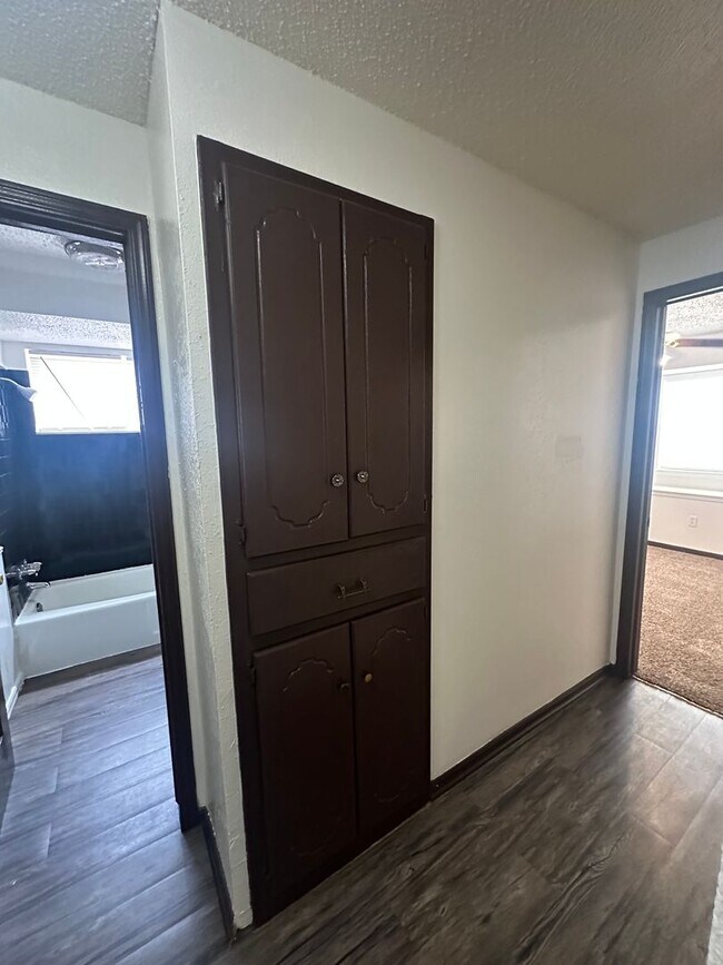 Building Photo - Spacious 4 bed, 1.5 bath