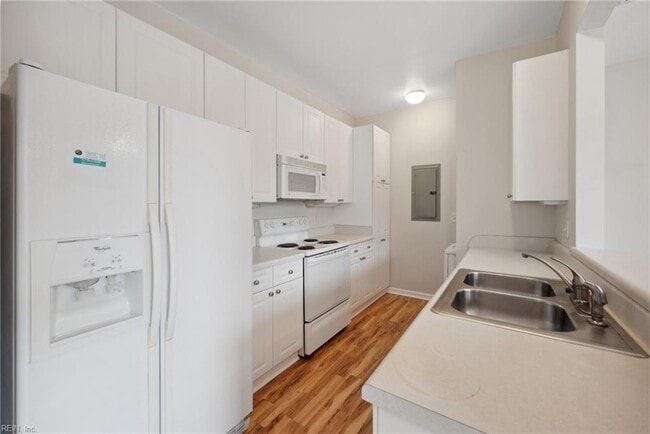 Building Photo - 2412 Wessington Dr