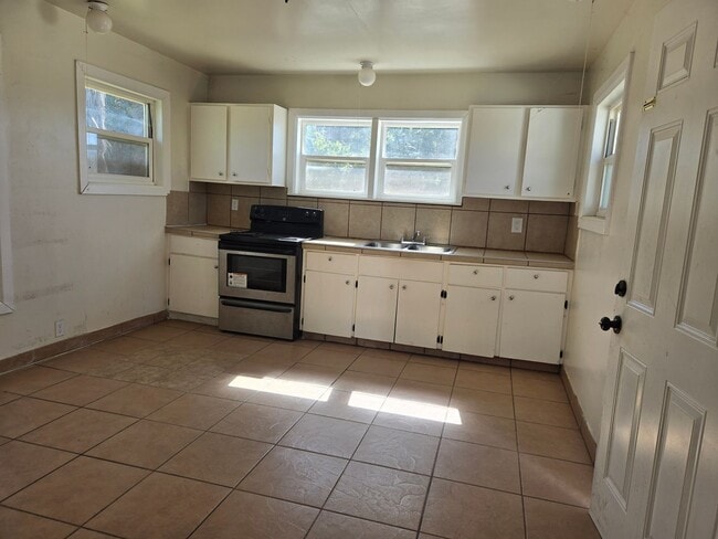 Building Photo - 2 BR 1 BA Country home available now