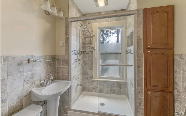 Building Photo - 1607 Burnet Ave