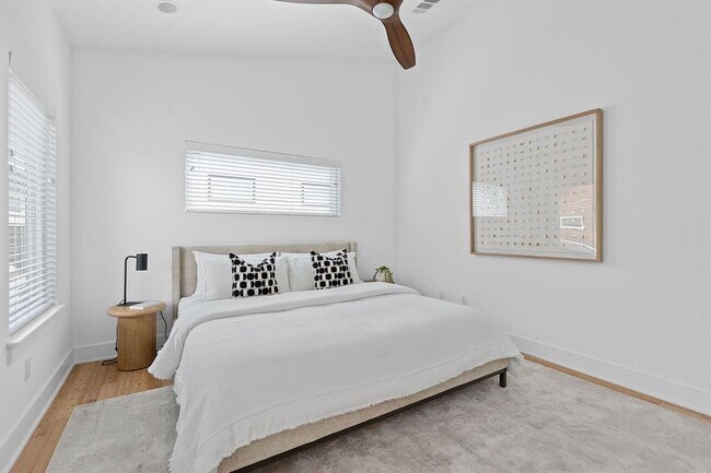 Building Photo - 402 W 55th St