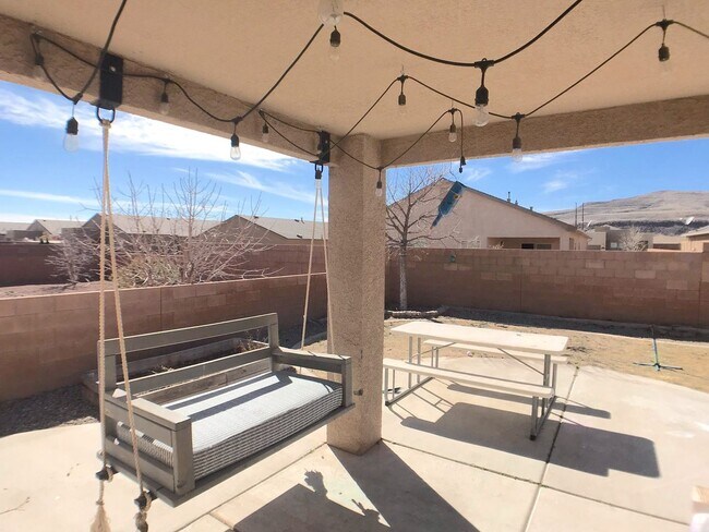 Building Photo - Don't miss out!  Beautiful 3 bedroom Los Lunas Home! Open Layout, spacious living room. Easy I-25...