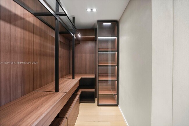 Building Photo - 650 NE 32nd St