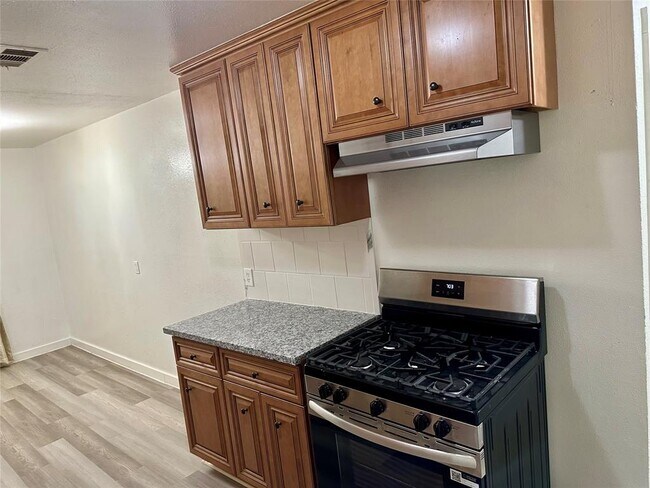 Building Photo - 530 Edgebrook Dr