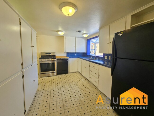 Building Photo - Charming 2-bedroom 1-bathroom home with a bonus room