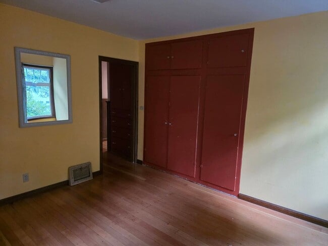 Building Photo - 4 Bedroom Upstairs Unit in a Country Setting