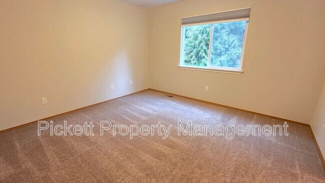 Building Photo - 1010 NW Poppy Ct