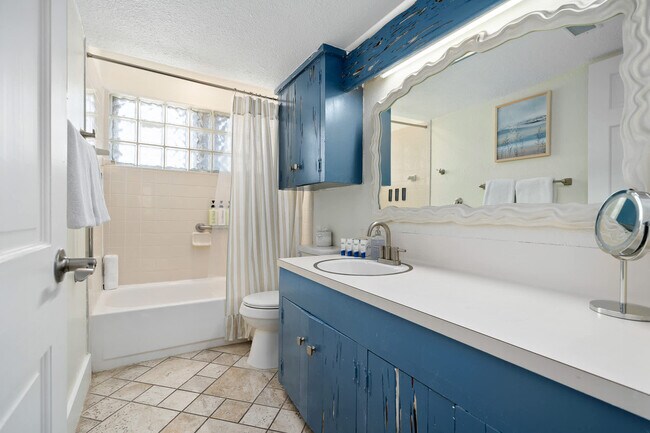 Building Photo - 602 N Palimino Dr