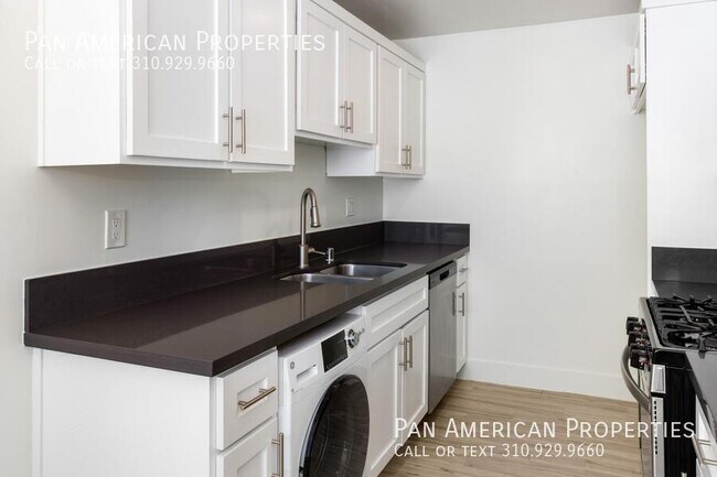 Building Photo - 5136 E Livingston Dr