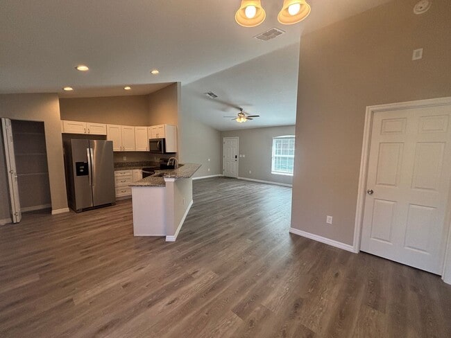 Building Photo - Great 3/2 in ideal location