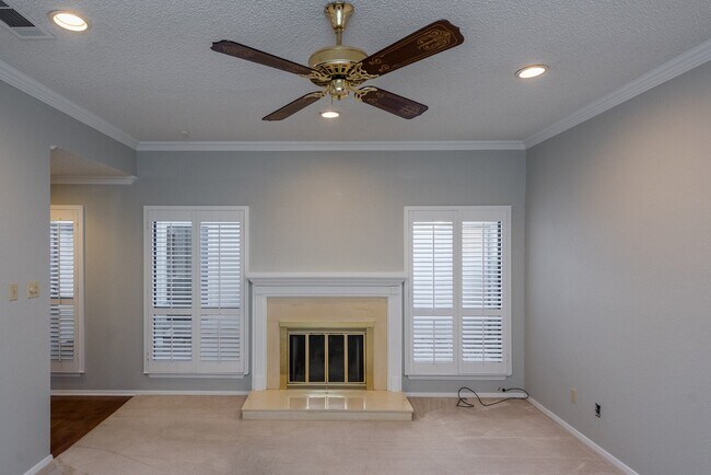 Building Photo - 2 Bedroom, 2 Bath in Overton South